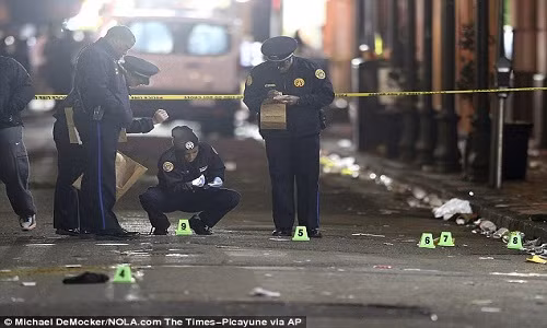 Hien truong xa sung kinh hoang o My, 10 nguoi thuong vong-Hinh-7