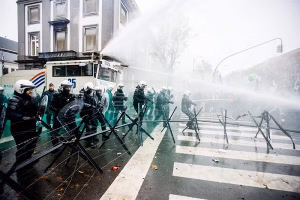 Cảnh sát Bỉ phun vòi rồng giải tán đám đông người biểu tình. Ảnh: EPA.