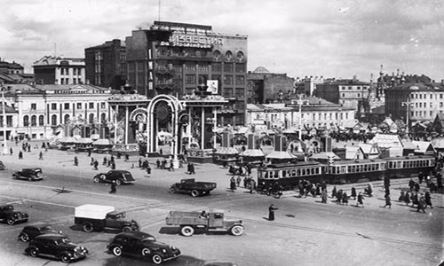 Khu vực Quảng trường Pushkinskaya ở thủ đô Moscow đông đúc người và xe cộ năm 1940.