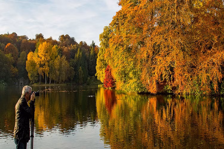 Người đàn ông chụp ảnh ghi lại khoảnh khắc mùa thu ở Stourhead, Wiltshire.