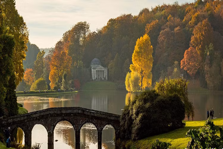 Cảnh sắc trời thu ở Stourhead, Wiltshire.