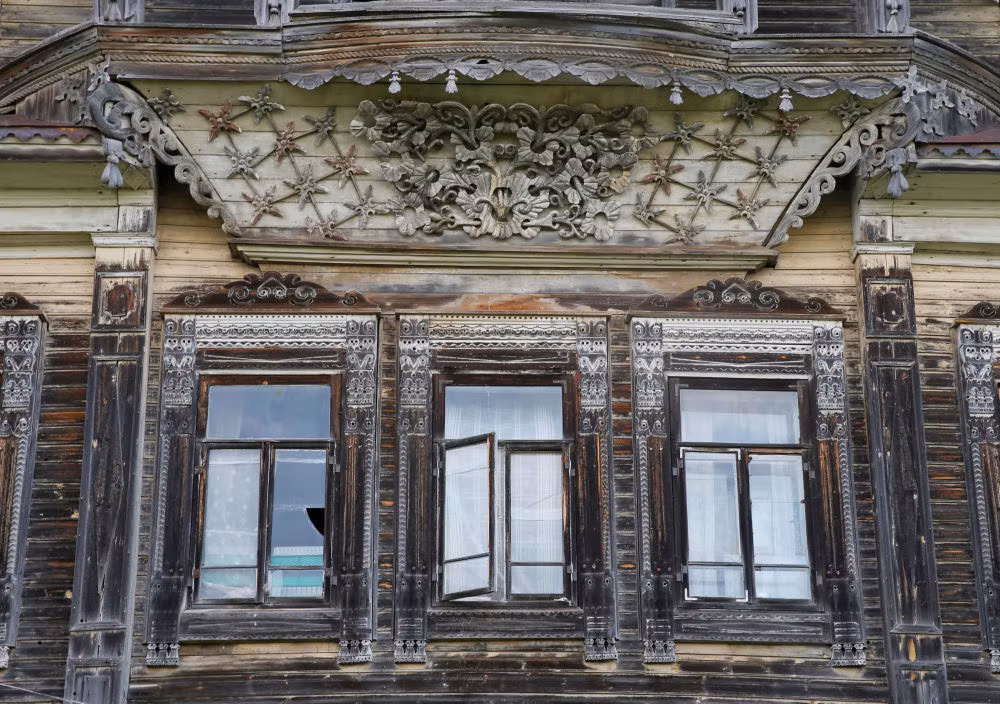 Một phần mặt tiền ngôi nhà lịch sử ở làng Cherevkovo, vùng Arkhangelsk.