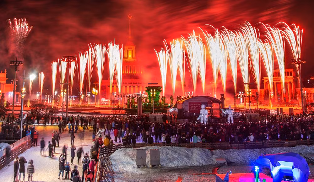 Sân trượt băng được trang trí theo chủ đề “Bắc cực”, với hình ảnh những loài động vật phương bắc và ánh sáng cực quang.