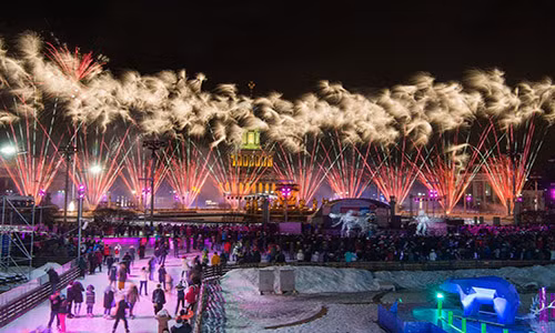 Màn pháo hoa hoành tráng trong hôm khai trương sân trượt băng tại Trung tâm triển lãm quốc gia VDNKh ở thủ đô Moscow, Liên bang Nga.