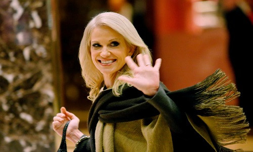 Nữ cố vấn cấp cao của Tổng thống đắc cử Donald Trump, Kellyanne Conway, từng là quản lý chiến dịch tranh cử trong cuộc đua vào Nhà Trắng năm 2016 của tỷ phú Trump. Ảnh: Bà Conway rời khỏi tháp Trump ở thành phố New York ngày 16/11.