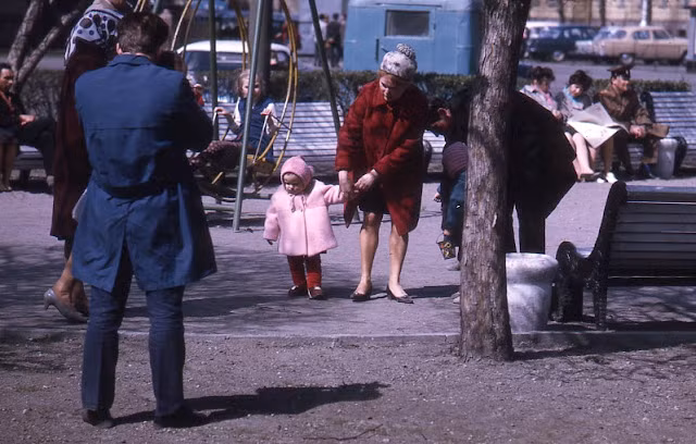 Một số gia đình dẫn con nhỏ dạo chơi trong công viên.