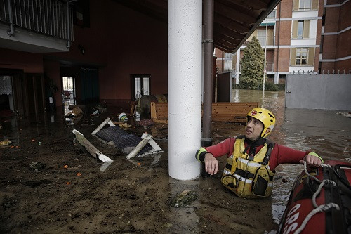 Canh tuong ngap lut kinh hoang o Italy-Hinh-4