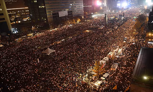 Được biết, tỷ lệ tín nhiệm dành cho bà Park giảm xuống chỉ còn 4% sau khi bà vướng vào bê bối liên quan đến người bạn thân Choi Soon-sil. Bà Choi bị cáo buộc tiếp cận các tài liệu mật và trục lợi cá nhân thông qua các quỹ phi lợi nhuận nhờ mối quan hệ thân thiết với bà Park.