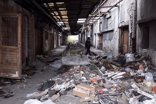 Một nhà kho bị bỏ hoang trong nhà ga trung tâm ở Belgrade trở thành chỗ ở tạm bợ cho hàng trăm người tị nạn “mắc kẹt” tại Serbia.