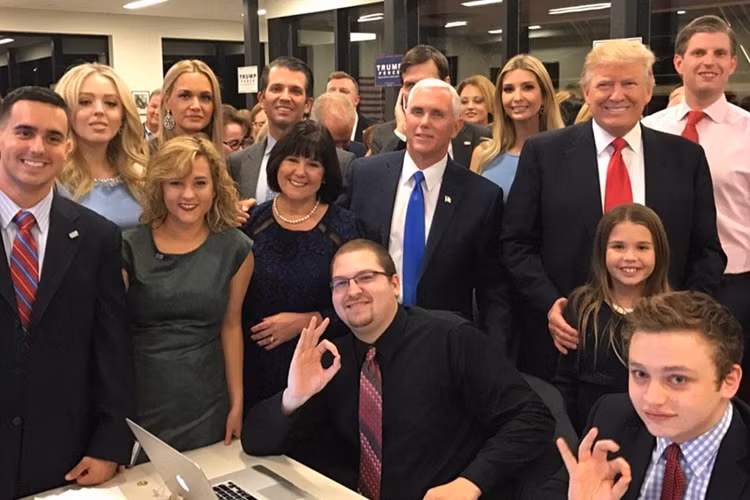 Bị coi là một kẻ chầu rìa và không am hiểu về chính trị, nhưng ứng viên tỷ phú Donald Trump đã lần lượt hạ gục các đối thủ trong Đảng Cộng hòa và cuối cùng đánh bại áp đảo ứng viên tổng thống của Đảng Dân chủ Hillary Clinton. Ảnh ông Donnald Trump cùng với các cộng sự ăn mừng chiến thắng. (Nguồn ảnh Daily Mail)