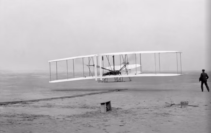 Chuyến bay lịch sử của Orville và Wilbur Wright được thực hiện ở Kitty Hawk, Bắc Carolina, Mỹ, năm 1903.