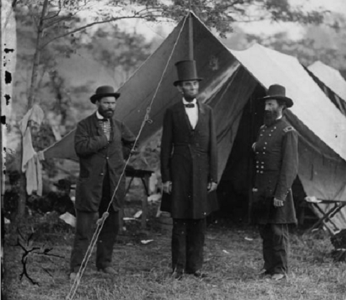 Cựu Tổng thống Mỹ Abraham Lincoln (giữa) trên chiến trường tại Antietam, Maryland, ngày 3/10/1862. (Nguồn ảnh: ATI)