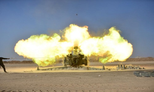 Các chiến binh người Shi’ite nã pháo về phía phiến quân IS trong cuộc giao tranh với nhóm khủng bố này ở ngoại ô Tal Afar, phía tây thành phố Mosul, ngày 18/11.