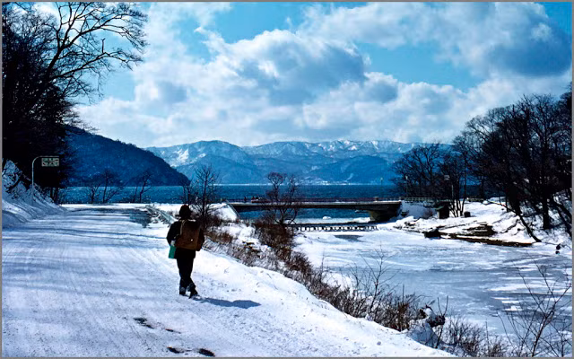 Một người dân đi qua hồ nước Towada lạnh lẽo ở Aomori. Có thể thấy, đất nước Mặt trời mọc này chìm trong giá rét vào mùa đông năm 1969. (Nguồn ảnh: Vintag).