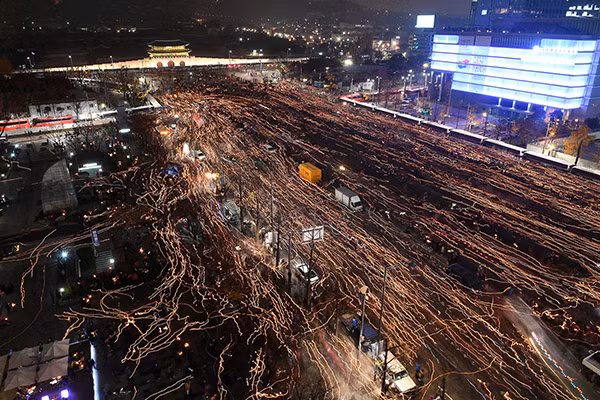 Người dân Hàn Quốc đổ ra đường phố ở trung tâm Seoul hôm 19/11.