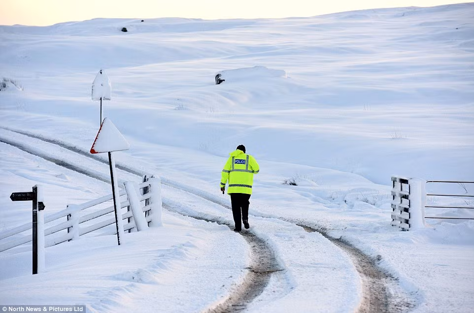 Cảnh sát Anh đã được triển khai để giúp đỡ các gia đình bị ảnh hưởng vì mưa tuyết ở North Yorkshire.