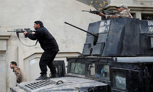 Các lực lượng đặc nhiệm Iraq ngắm bắn vào một căn cứ của phiến quân IS tại thành phố Mosul ngày 15/11. Ảnh: Reuters.