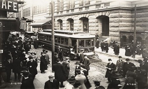 Thành phố Philadelphia không chỉ là một trung tâm kinh tế mà còn là một trung tâm giáo dục của nước Mỹ. Nhiều trường đại học và cao đẳng tập trung tại thành phố này. Cuộc sống ở Philadelphia khá tất bật trong những năm đầu thế kỷ 20.