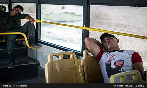 Một số hành khách ngủ ngon lành trên xe buýt ở Aleppo. (Nguồn ảnh: Fars News Agency).