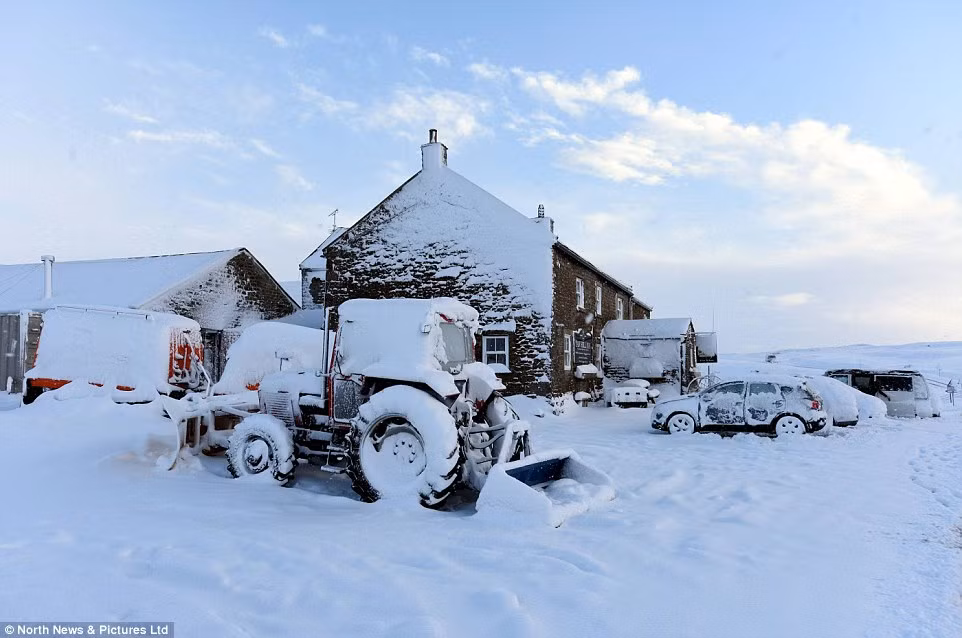Hình ảnh tuyết phủ trắng xóa khu vực quán rượu ở Tan Hill Inn.
