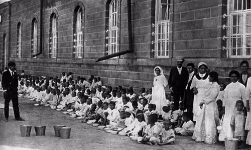 Những người dân Armenia xếp hàng trên đường phố Malatia. Gần như tất cả những người này sau đó bị đưa tới sa mạc và giết chết.