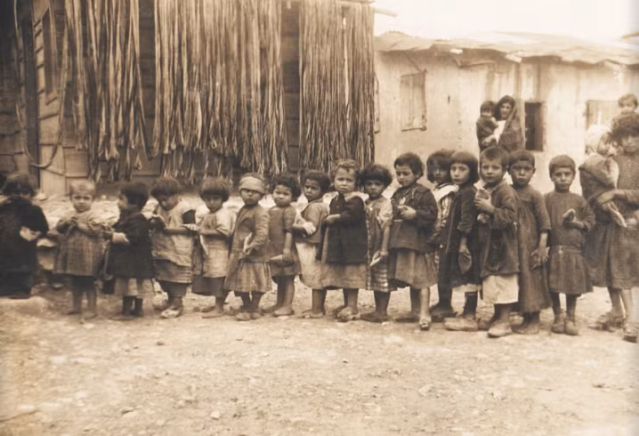 Những đứa trẻ Armenia mồ côi lưu lạc tại một trại tị nạn ở tỉnh Aleppo, Syria.