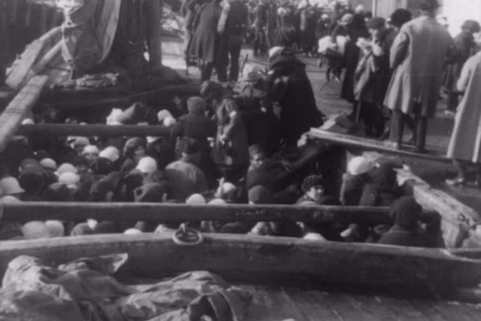 Cảnh nhồi nhét trong trại tị nạn dành cho người Armenia ở Syria năm 1915. Họ đang chuẩn bị lên đường tới Hy Lạp.