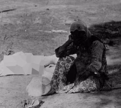 Một bà mẹ Armenia ngồi cạnh thi thể những đứa con của cô thiệt mạng trong vụ thảm sát.