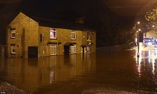 Nước lũ làm ngập tầng 1 của ngôi nhà ở Stalybridge, Greater Manchester, khi những cơn bão tiếp tục tấn công nước Anh. Ảnh: PA.