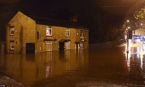 Nước lũ làm ngập tầng 1 của ngôi nhà ở Stalybridge, Greater Manchester, khi những cơn bão tiếp tục tấn công nước Anh. Ảnh: PA.