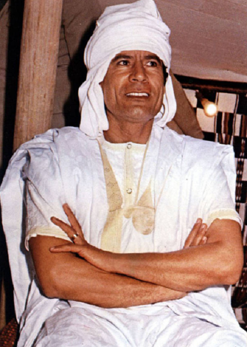 Hồi còn nhỏ, Muammar Gaddafi thường đi chăn dê và lạc đà.