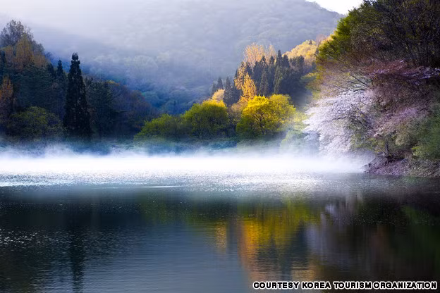 Hồ Seryang Je là một địa điểm du lịch tuyệt đẹp ở Hàn Quốc.