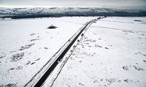 Một con đường gần Appleby, Cumbria (Anh) trong đợt tuyết rơi đầu mùa. Ảnh: Shutterstock.