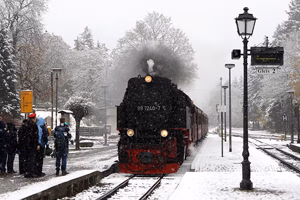 Tuyết rơi làm ảnh hưởng đến hệ thống giao thông khắp Châu Âu, trong đó có Đông Đức. Ảnh: AJ.