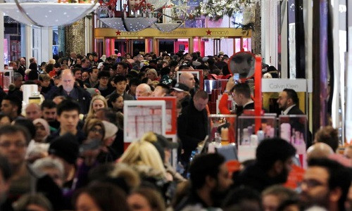 Lối đi qua cửa hàng của Macy's tại Herald Square ở Manhattan, New York, chật cứng người trong ngày hội mua sắm Thứ Sáu đen tối (Black Friday).