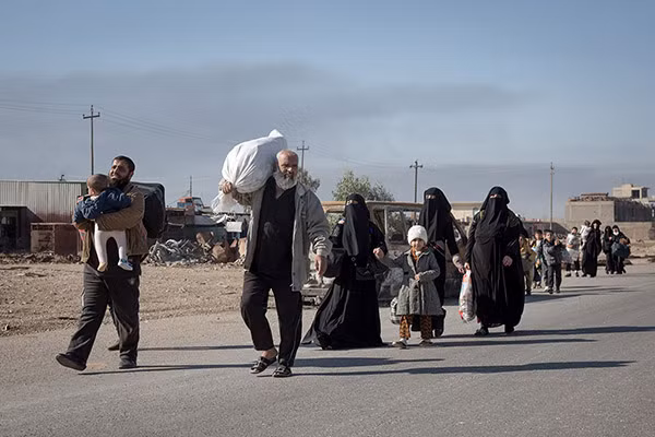 Các gia đình Iraq trên đường tháo chạy khỏi khu vực do nhóm khủng bố IS kiểm soát ở phía đông Mosul.