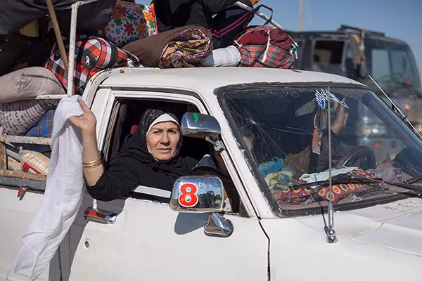 Các lực lượng đặc nhiệm Iraq đã đánh bật phiến quân IS ra khỏi nhiều quận ở ngoại ô phía đông thành phố Mosul, Iraq. Ảnh: Một phụ nữ ngồi trên xe tải vẫy cờ trắng khi tới một chốt kiểm soát của quân đội Iraq gần thị trấn Bazwaya, ngoại ô phía đông thành phố Mosul.