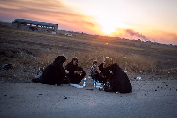 Những người phụ nữ Iraq ngồi nghỉ ven đường.