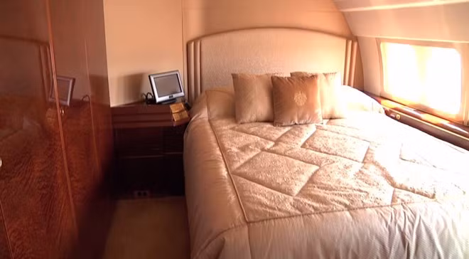 Giường ngủ với bộ chăn ga gối đệm cao cấp.