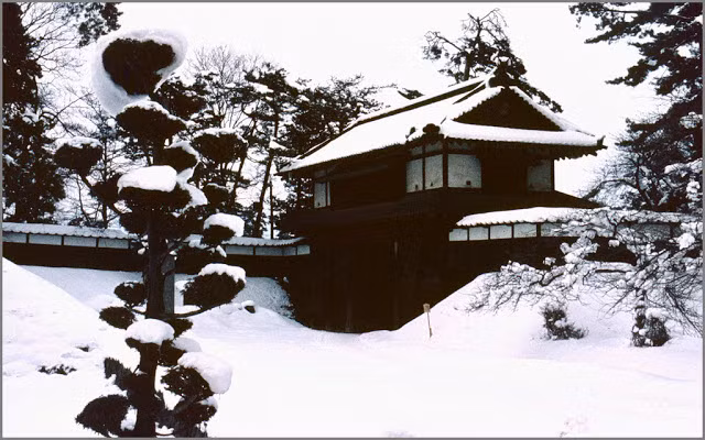Tuyết trắng bao phủ lâu đài ở Hirosaki, Aomori, Nhật Bản.