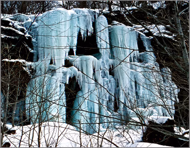 Thác nước đóng băng ở Aomori.