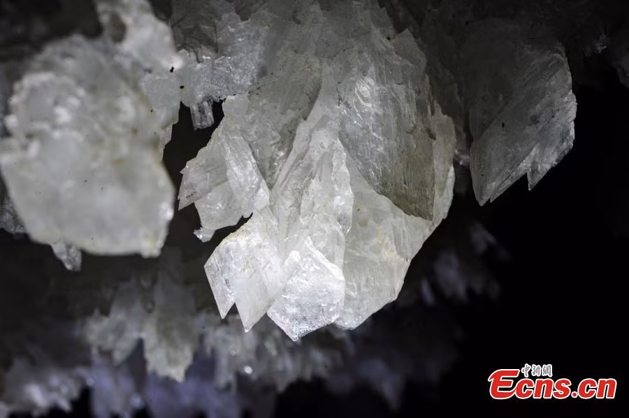 Thạch nhũ trong hang động Shuanghe. Thạch nhũ được hình thành do cặn của nước nhỏ giọt đọng lại trải qua hàng trăm, hàng nghìn năm.