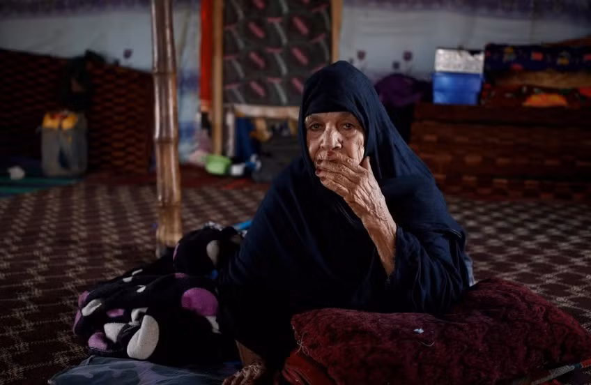 Người phụ nữ Xarauy ngồi trong lán trại ở Tifariti.