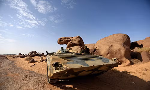 “Tôi đang chờ đợi Liên Hợp Quốc tìm ra một giải pháp”, Brahim, 25 tuổi, chia sẻ. Được biết, Brahim chưa từng phải tham chiến nhưng cha của anh đã thiệt mạng trong cuộc chiến cuối cùng với Ma-rốc ở khu vực cách không xa nơi anh đang đóng quân gần làng Tifariti.