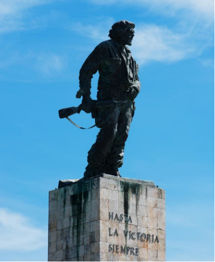 Tháng 12/1958, nhà cách mạng Fidel Castro cùng các chiến sĩ chiếm được pháo đài Santa Clara, án ngữ thủ đô La Habana. Ngày 30/12/1958, Batista bỏ trốn ra nước ngoài. Ngày 1/1/1959, lãnh tụ Fidel Castro tuyên bố cách mạng dân tộc dân chủ của Cuba đã giành thắng lợi. Ảnh: Tượng đài nhà cách mạng Che Guevara, người anh hùng đã đóng góp to lớn cho sự nghiệp cách mạng Cuba.
