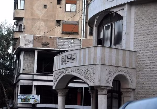 Một tòa nhà vẫn còn nguyên vẹn trong chiến tranh. Ảnh: FNA.