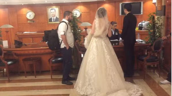 Cặp đôi cô dâu chú rể chuẩn bị tổ chức đám cưới trong một khách sạn ở Damascus. Ảnh: NY Times.