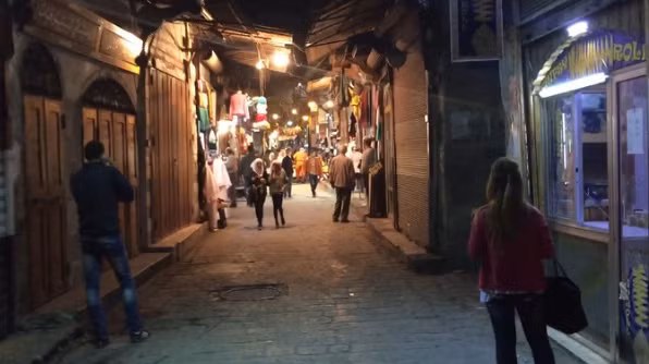 Khung cảnh tấp nập ở thủ đô Damascus vào ban đêm. Ảnh: NY Times.