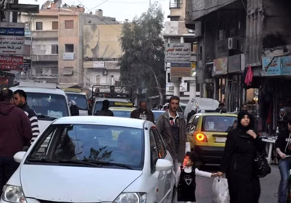 Đường phố đông đúc người qua lại và xe cộ tại thị trấn Qodsiyeh. Ảnh: FNA.