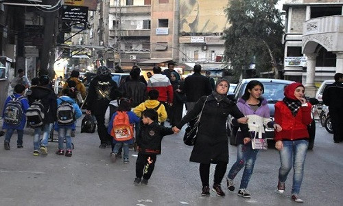 Các em học sinh tung tăng đến trường sau những ngày tháng phải sống trong lo sợ. Ảnh: FNA.